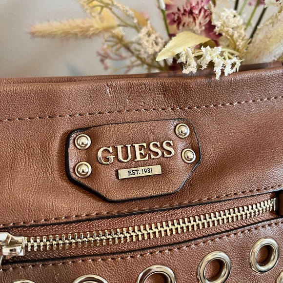 Guess Convertible Crossbody Wristlet Bag Brown - Picture 2 of 7
